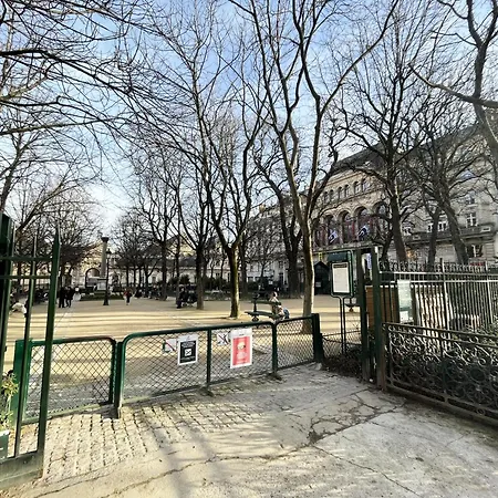 Urbanflat 42 - Two-bedroom Flat In Center Of Apartment Paris